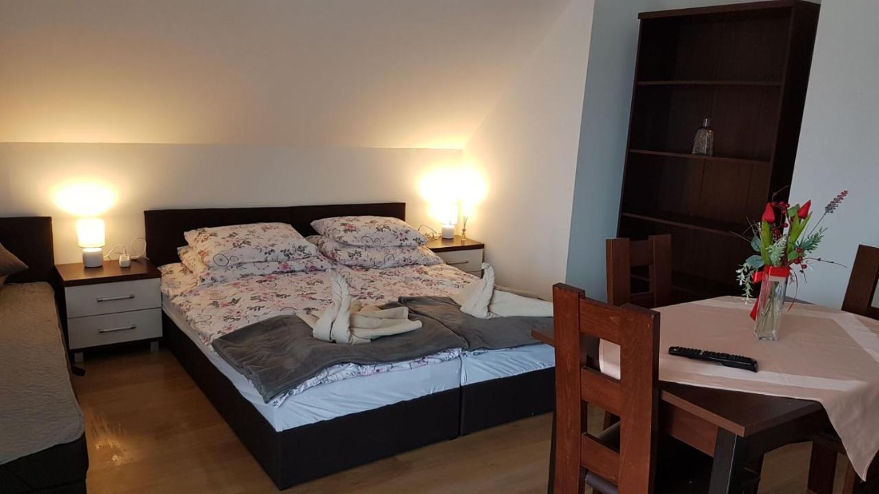 E&S_ Apartament Милич Экстерьер фото