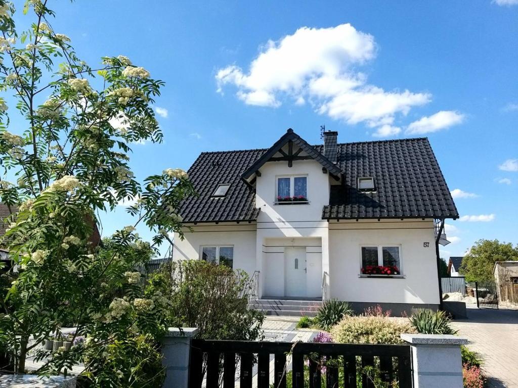 E&S_ Apartament Милич Экстерьер фото